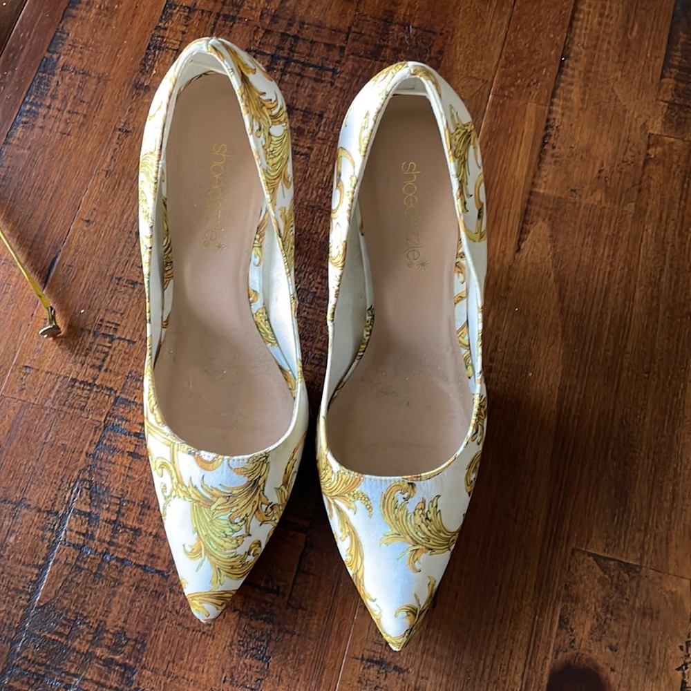 ShoeDazzl yellow and white printed pump, size 9.
